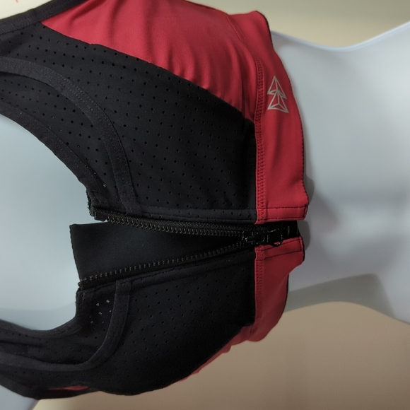 BNWT Yvette sports Bra cranberry black international size 75B (Small-Medium) - Picture 4 of 9